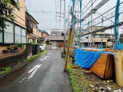 安心して暮らすことのできる住宅街。 住宅地の道路は一般に交通量が少なく車などの騒音が少ないため、住民にとって静かな生活環境が提供されます。