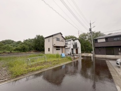 安心して暮らすことのできる住宅街。 住宅地の道路は一般に交通量が少なく車などの騒音が少ないため、住民にとって静かな生活環境が提供されます。