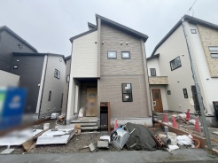 周辺の街並みの中で適度な主張、生活に溶け込むシンプルなデザインの外観が魅力の一戸建です。