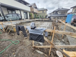 現在建物を建築中です、建築中の物件については現地確認の他、同施工会社の完成施工例のご案内、担当者のプレゼンテーションにてご検討ください。適切なご検討の方法をご説明させて頂きます。
