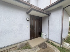 周辺の街並みの中で適度な主張、生活に溶け込むシンプルなデザインの外観が魅力の一戸建です。