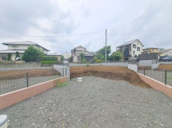 土地物件にはご確認頂くポイントがたくさんございます、土地だけのご見学の際もご遠慮せず、ぜひお気軽に担当スタッフにお申しつけくださいませ。