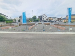 現地ご見学の際、スタッフが様々なご質問に対応いたします、周辺環境、前面道路、建築可能な建物について、ぜひご相談ください。