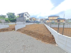 現地ご見学の際、スタッフが様々なご質問に対応いたします、周辺環境、前面道路、建築可能な建物について、ぜひご相談ください。