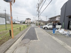 安心して暮らすことのできる住宅街。 住宅地の道路は一般に交通量が少なく車などの騒音が少ないため、住民にとって静かな生活環境が提供されます。