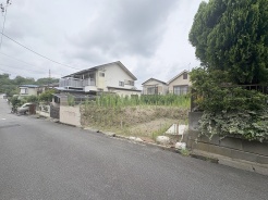 現地ご見学の際、スタッフが様々なご質問に対応いたします、周辺環境、前面道路、建築可能な建物について、ぜひご相談ください。