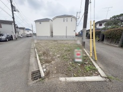 現地ご見学の際、スタッフが様々なご質問に対応いたします、周辺環境、前面道路、建築可能な建物について、ぜひご相談ください。