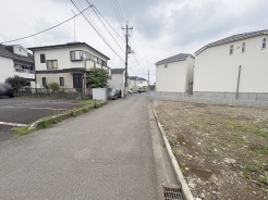 安心して暮らすことのできる住宅街。 住宅地の道路は一般に交通量が少なく車などの騒音が少ないため、住民にとって静かな生活環境が提供されます。