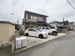 周辺の街並みの中で適度な主張、生活に溶け込むシンプルなデザインの外観が魅力の一戸建です。