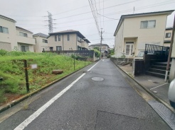安心して暮らすことのできる住宅街。 住宅地の道路は一般に交通量が少なく車などの騒音が少ないため、住民にとって静かな生活環境が提供されます。