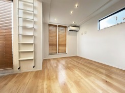 ウッドブラインドが印象的なリビングルーム
本画像は入居者様の家具をCGで消した画像であり、現況と異なる可能性がございます。