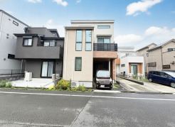 駅前の喧騒から一歩引いた、落ち着いた邸宅街
そこに佇む一歩足を踏み入れた瞬間、息をのむような、コンテンポラリーな私邸