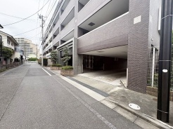 実際に室内をご見学頂くと生活のイメージが広がります。家具を置いたイメージや窓からの景色など、現地で体感ください。