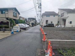 安心して暮らすことのできる住宅街。 住宅地の道路は一般に交通量が少なく車などの騒音が少ないため、住民にとって静かな生活環境が提供されます。