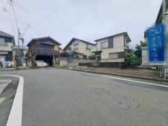安心して暮らすことのできる住宅街。 住宅地の道路は一般に交通量が少なく車などの騒音が少ないため、住民にとって静かな生活環境が提供されます。
