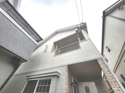 周辺の街並みの中で適度な主張、生活に溶け込むシンプルなデザインの外観が魅力の一戸建です。