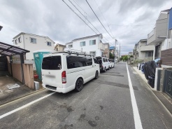 安心して暮らすことのできる住宅街。 住宅地の道路は一般に交通量が少なく車などの騒音が少ないため、住民にとって静かな生活環境が提供されます。