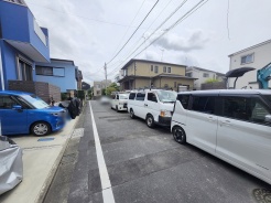 1号棟 安心して暮らすことのできる住宅街。 住宅地の道路は一般に交通量が少なく車などの騒音が少ないため、住民にとって静かな生活環境が提供されます。