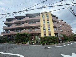 実際に室内をご見学頂くと生活のイメージが広がります。家具を置いたイメージや窓からの景色など、現地で体感ください。