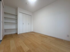 洋室はモダンなデザインと機能性を備え、快適な生活空間に。明るい窓から差し込む自然光が広々とした空間をさらに明るく開放的に感じさせます。