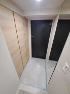 玄関は家の第一印象を左右する重要な場所。ほどよい広さとスタイリッシュな色遣いが印象的です。