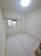 洋室はモダンなデザインと機能性を備え、快適な生活空間に。明るい窓から差し込む自然光が広々とした空間をさらに明るく開放的に感じさせます。