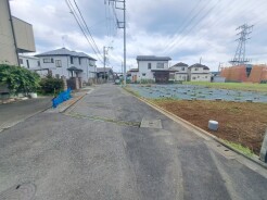 安心して暮らすことのできる住宅街。 住宅地の道路は一般に交通量が少なく車などの騒音が少ないため、住民にとって静かな生活環境が提供されます。