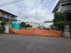 周辺は住宅が建ち並ぶ閑静な住宅街です。