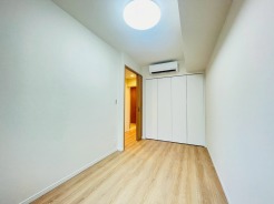 洋室はモダンなデザインと機能性を備え、快適な生活空間に。明るい窓から差し込む自然光が広々とした空間をさらに明るく開放的に感じさせます。