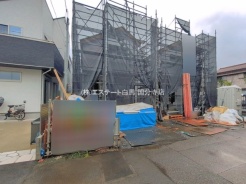 現在建物を建築中です、建築中の物件については現地確認の他、同施工会社の完成施工例のご案内、担当者のプレゼンテーションにてご検討ください。適切なご検討の方法をご説明させて頂きます。