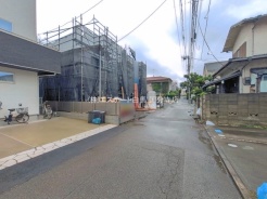安心して暮らすことのできる住宅街。 住宅地の道路は一般に交通量が少なく車などの騒音が少ないため、住民にとって静かな生活環境が提供されます。
