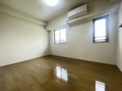 家族の集まるリビングの足元には床暖房を設置。冬場でも足元からポカポカ温まる家族の団欒空間を。