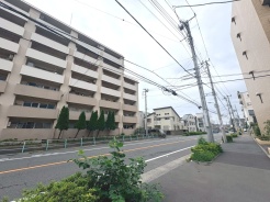 周辺の街並みの中で適度な主張、生活に溶け込むシンプルなデザインの外観が魅力の建物です。