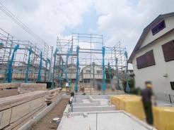 現在建物を建築中です、建築中の物件については現地確認の他、同施工会社の完成施工例のご案内、担当者のプレゼンテーションにてご検討ください。適切なご検討の方法をご説明させて頂きます。