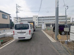 安心して暮らすことのできる住宅街。 住宅地の道路は一般に交通量が少なく車などの騒音が少ないため、住民にとって静かな生活環境が提供されます。
