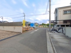 安心して暮らすことのできる住宅街。 住宅地の道路は一般に交通量が少なく車などの騒音が少ないため、住民にとって静かな生活環境が提供されます。