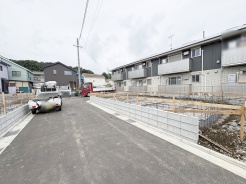 安心して暮らすことのできる住宅街。 住宅地の道路は一般に交通量が少なく車などの騒音が少ないため、住民にとって静かな生活環境が提供されます。