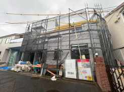 現在建物を建築中です、建築中の物件については現地確認の他、同施工会社の完成施工例のご案内、担当者のプレゼンテーションにてご検討ください。適切なご検討の方法をご説明させて頂きます。
