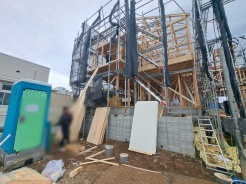 現在建物を建築中です、建築中の物件については現地確認の他、同施工会社の完成施工例のご案内、担当者のプレゼンテーションにてご検討ください。適切なご検討の方法をご説明させて頂きます。