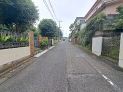 安心して暮らすことのできる住宅街。 住宅地の道路は一般に交通量が少なく車などの騒音が少ないため、住民にとって静かな生活環境が提供されます。