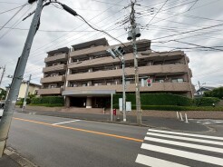 建物のモデルハウスのご見学予約もスタートしました。当日のご見学予約も大歓迎ですので、お気軽にお問合せください。