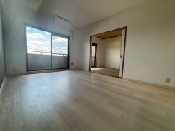 家族が一番集まる場所だから広々としつつも素敵な空間であって欲しい。みんながくつろぐリビングからキッチンまでが一つの空間のように繋がる間取り。