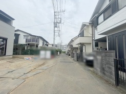 安心して暮らすことのできる住宅街。 住宅地の道路は一般に交通量が少なく車などの騒音が少ないため、住民にとって静かな生活環境が提供されます。