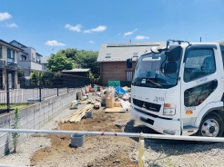 現地ご見学の際、スタッフが様々なご質問に対応いたします、周辺環境、前面道路、建築可能な建物について、ぜひご相談ください。
