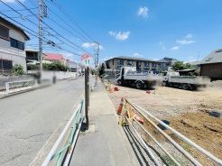 安心して暮らすことのできる住宅街。 住宅地の道路は一般に交通量が少なく車などの騒音が少ないため、住民にとって静かな生活環境が提供されます。