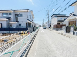 安心して暮らすことのできる住宅街。 住宅地の道路は一般に交通量が少なく車などの騒音が少ないため、住民にとって静かな生活環境が提供されます。