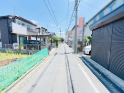 安心して暮らすことのできる住宅街。 住宅地の道路は一般に交通量が少なく車などの騒音が少ないため、住民にとって静かな生活環境が提供されます。