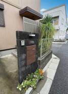 洗練された風合いの門柱が街並みに静かに溶け込み、訪れる人を穏やかに迎えてくれるような趣のある佇まいです