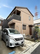 街並みに調和する落ち着いた色合いの外観は、住まう方の日常を穏やかに包み込み、日々の帰宅が楽しみになるような心地よい佇まいが印象的な一邸です