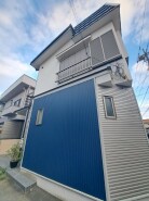 周辺の街並みの中で適度な主張、生活に溶け込むシンプルなデザインの外観が魅力の一戸建です。